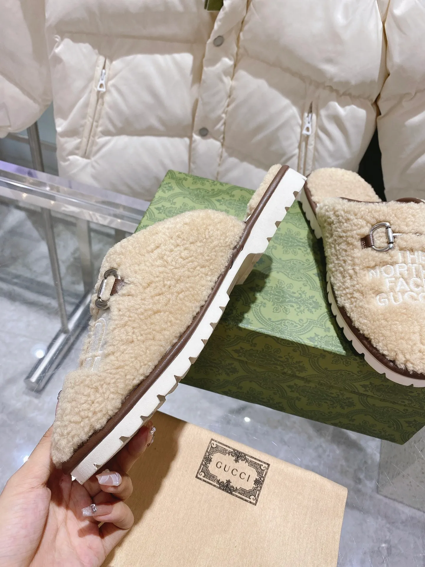 👟👟Ex-factory price 480👟👟Gucci official website collaboration foreign trade hot-selling autumn and winter 🐑wool slippers. This pair of sandals is part of The North Face x Gucci series, which connects two brands with similar history and values ​​to celebrate the spirit of exploration. The pieces feature a range of vibrant prints, with merino wool embroidered with The North Face x Gucci logo, florals and forest-inspired patterns. Beige Merino wool Unisex The North Face x Gucci Logo web label Rubber foam sole Flat Made in Italy Women’s sizes 36-40 Men’s sizes 39-48